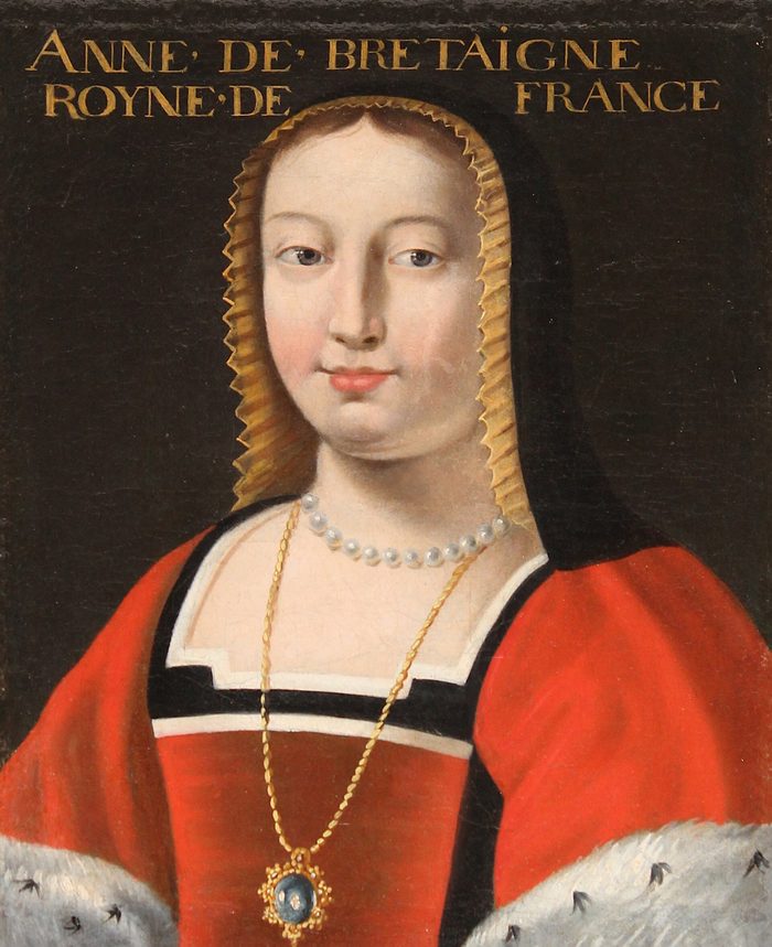 Portrait d’Anne de Bretagne en robe rouge et coiffe noire