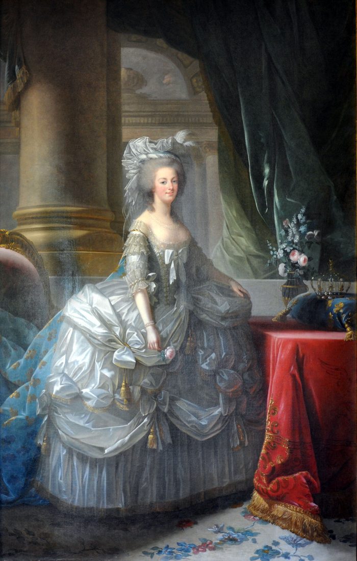 Portrait de Marie-Antoinette en robe de soie bleutée, par Élisabeth Vigée Le Brun