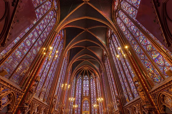 L’intérieur de la chapelle haute de la Sainte-Chapelle et ses verrières